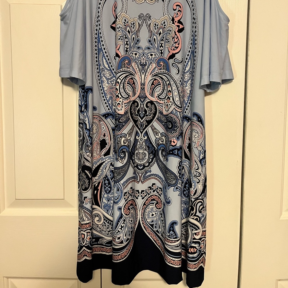 NWT New York and company cold shoulder light weight dress. Rayon material.